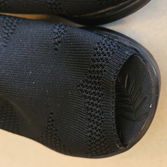 Bzees Black Wedges - Picture 4 of 11